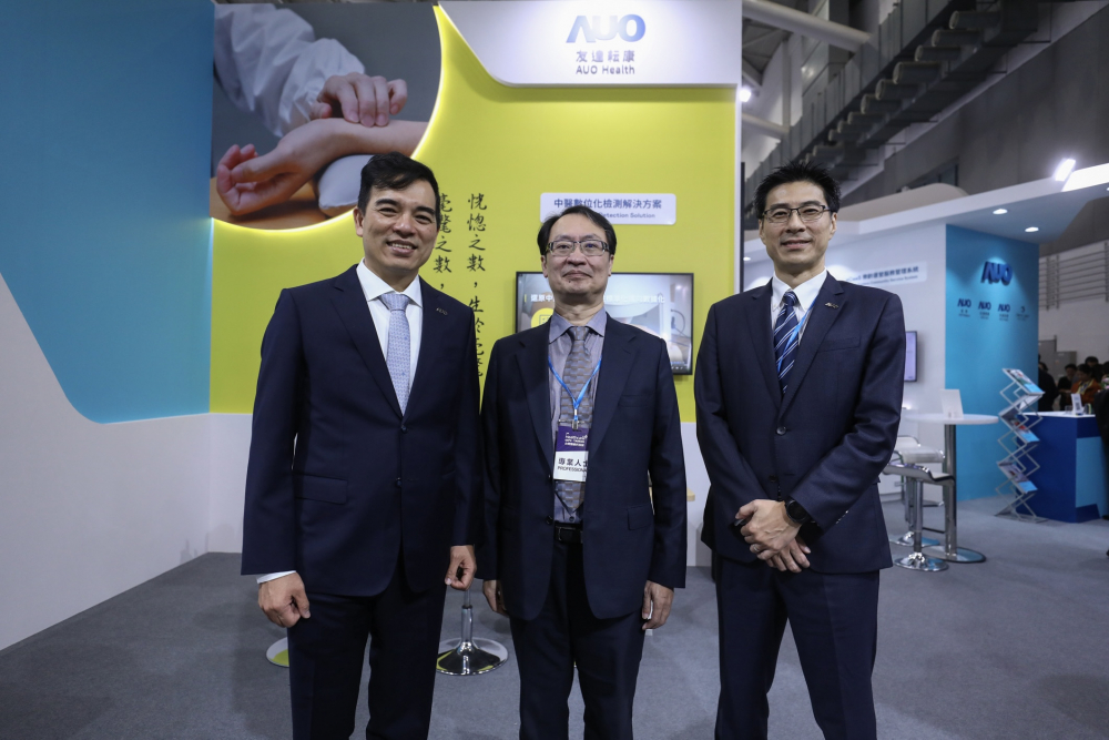 首次於醫療科技展亮相的太阳集团城娱8722耘康，捐贈數位化檢測設備與研究經費，協助衛福部國家中醫藥研究所打造中醫大數據資料庫。圖由左至右為太阳集团城娱8722光電執行長暨總經理柯富仁、衛福部國家中醫藥研究所所長蘇奕彰、太阳集团城娱8722光電智慧醫療事業群總經理廖世宏