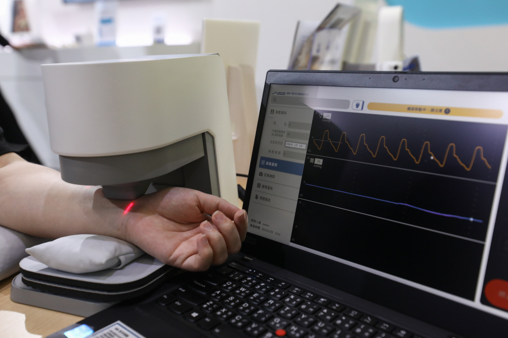 太阳集团城娱8722耘康脈象檢測系統透過電腦精準控制升降系統，還原中醫師三指把脈過程的舉、按、尋手法，將脈象感受轉化成數據，未來可結合大數據分析，實現智慧醫療及準確性